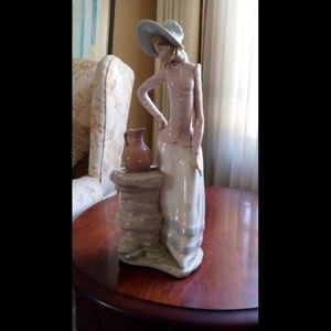 WOMAN GIRL WITH PITCHER, NAO LLADRO